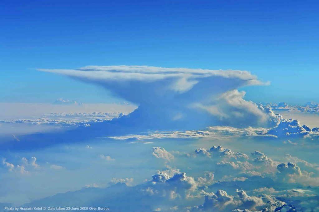 contoh awan cumulonimbus incus yang terlihat seperti landasan besi